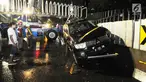 Petugas mengevakuasi mobil pajero yang menabrak pagar pembatas pembangunan proyek  stasiun Mass Rapid Transit (MRT) di belakang Polda Metro Jaya, Jakarta, Jumat (25/1). Tidak ada korban jiwa dalam kecelakaan tunggal tersebut. (Merdeka.com/Dwi Narwoko)