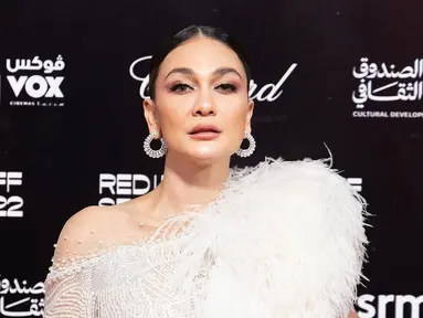 Luna Maya mengenakan gaun putih bertema bulu rasfur yang membuatnya makin anggun. Kostum bernuansa putih tersebut sukses membuatnya tampil elegan. Meski jadi pusat perhatian, namun Luna Maya justru punya perhatiannya tersendiri. (Liputan6.com/IG/@lunamaya).