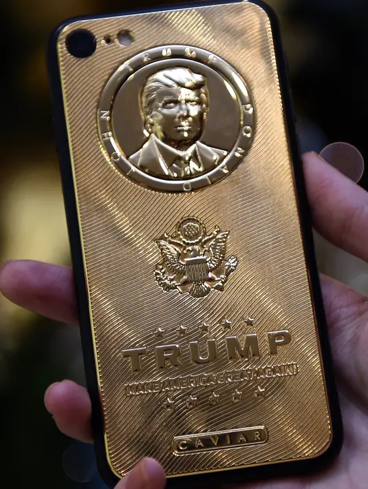 Sebuah iPhone 7 edisi khusus dengan potret muka Donald Trump di Moskow, Rusia, 14 November 2016. Tak hanya menyertakan wajah Trump pada perangkat, di bagian kover belakang iPhone mewah itu juga tertulis nama lengkap Donald John Trump. (Vasily Maximov/AFP)