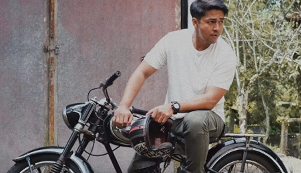 Terernyata Pria yang telah menginjak usia 29 tahun ini menyukai aktivitas permotoran juga lho! (Liputan6.com/IG/devamahenra)