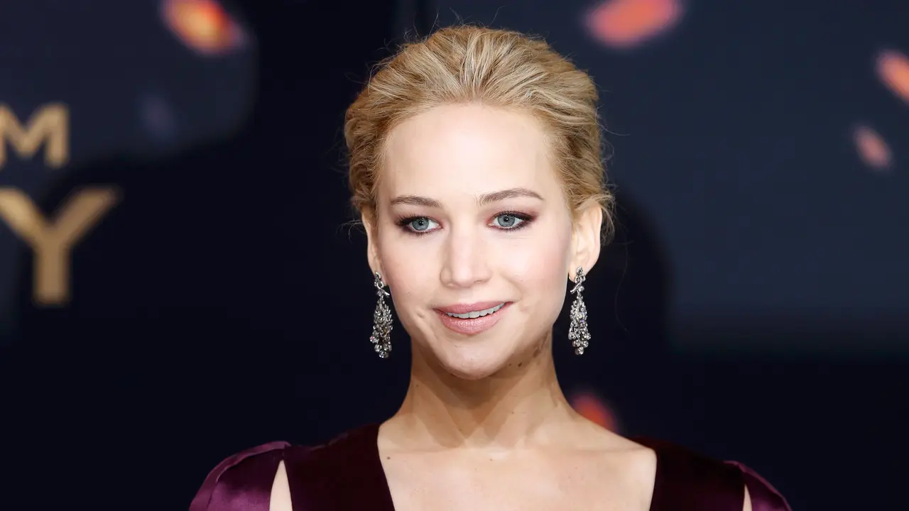 20151104-Di Red Carpet Hunger Games, Jennifer Lawrence Ekspos Belahan Dada-Jerman