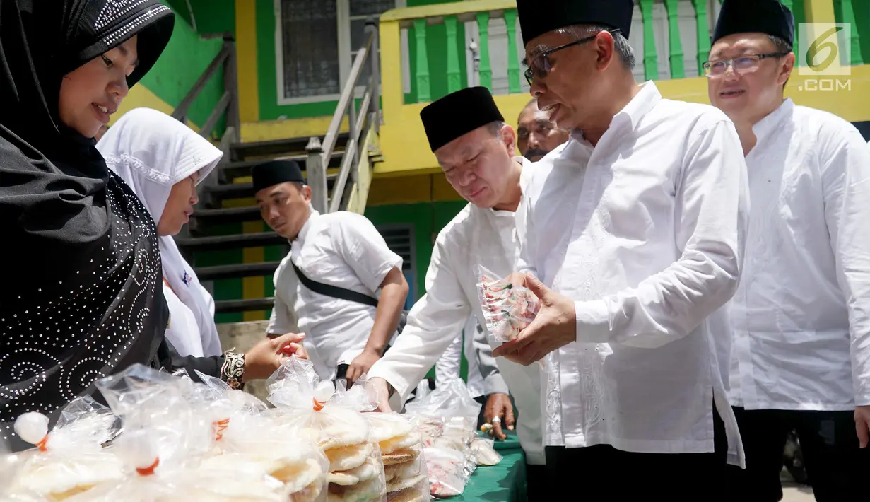 Ketua Dewan Komisioner OJK dan Director in Charge Astra Financial Suparno Djasmin meninjau pelaku usaha kecil dan menengah di Pondok Pesantren As’ad, Olak Kemang, Jambi Rabu (3/4). PT Astra dan Asuransi Astra dukung OJK dalam upaya meningkatkan inklusi keuangan masyarakat. (Liputan6.com/HO/Eko)