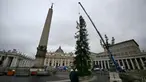 Sebuah derek mengangkat Pohon Natal, saat pemasangannya di Lapangan Santo Petrus di Vatican pada 22 November 2024. (Filippo MONTEFORTE/AFP)
