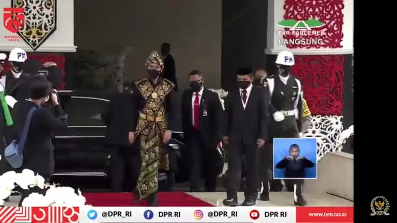 Jokowi menggunakan baju adat NTT saat menghadiri Sidang Tahunan MPR.