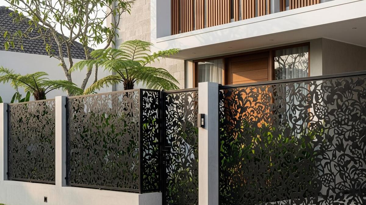 10 Desain Pagar dari Besi tapi Sulit Dilihat dari Luar, Aman, Kuat, dan Privasi Maksimal