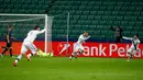 Selebrasi gol para pemain Legia Warsawa setelah pemain tengah mereka, Thibault Moulin berhasil membobol gawang Real Madrid pada pertandingan Liga Champion di Stadion Pepsi Arena, Warsawa, Polandia (2/11). (Reuters/Kacper Pempel)