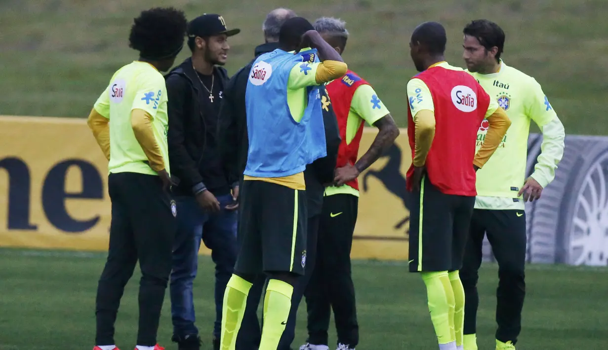Kunjungan ini adalah yang pertama kalinya setelah Neymar menderita cedera tulang belakang di punggungnya dan tak bisa lagi berlaga di Piala Dunia 2014, Rio de Janeiro, Kamis (10/7/14). (REUTERS/Marcelo Regua)