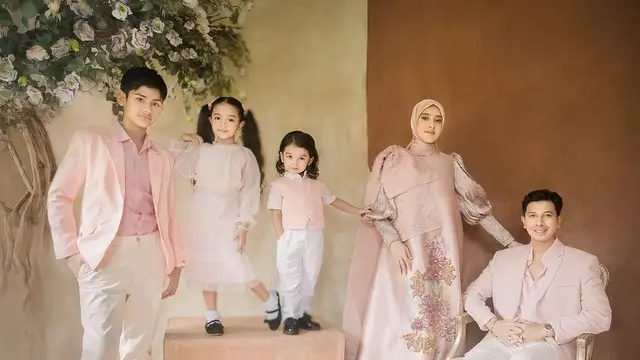 Pemotretan Keluarga Sonny Septian dan Fairuz A Rafiq (credit: instagram/fairuzarafiq/dierabachir_photography).