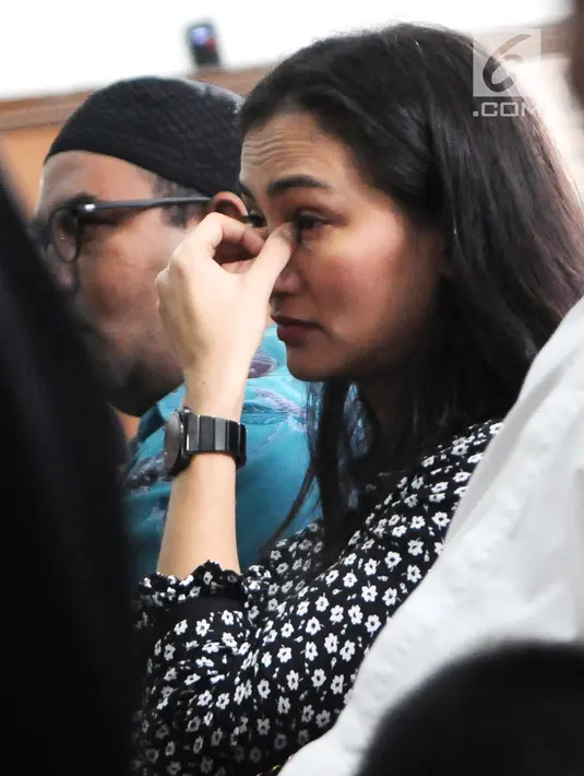 Artis Atiqah Hasiholan yang juga anak Ratna Sarumpaet saat mengikuti jalannya sidang dakwaan perdana atas kasus penyebaran berita hoaks di PN Jakarta Selatan, Kamis (29/2). Agenda sidang pembacaan dakwaan dari JPU. (Liputan6.com/Herman Zakharia)