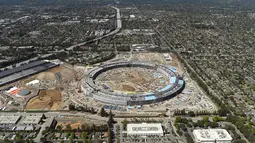Bangunan proyek Apple Campus 2 saat dalam pembangunan di Cupertino, California (6/4).Bangunan yang berbentuk seperti cincin tersebut memiliki luas sekitar 70 hektare dan dapat menampung hingga 13.000 karyawan. (REUTERS / Noah Berger)