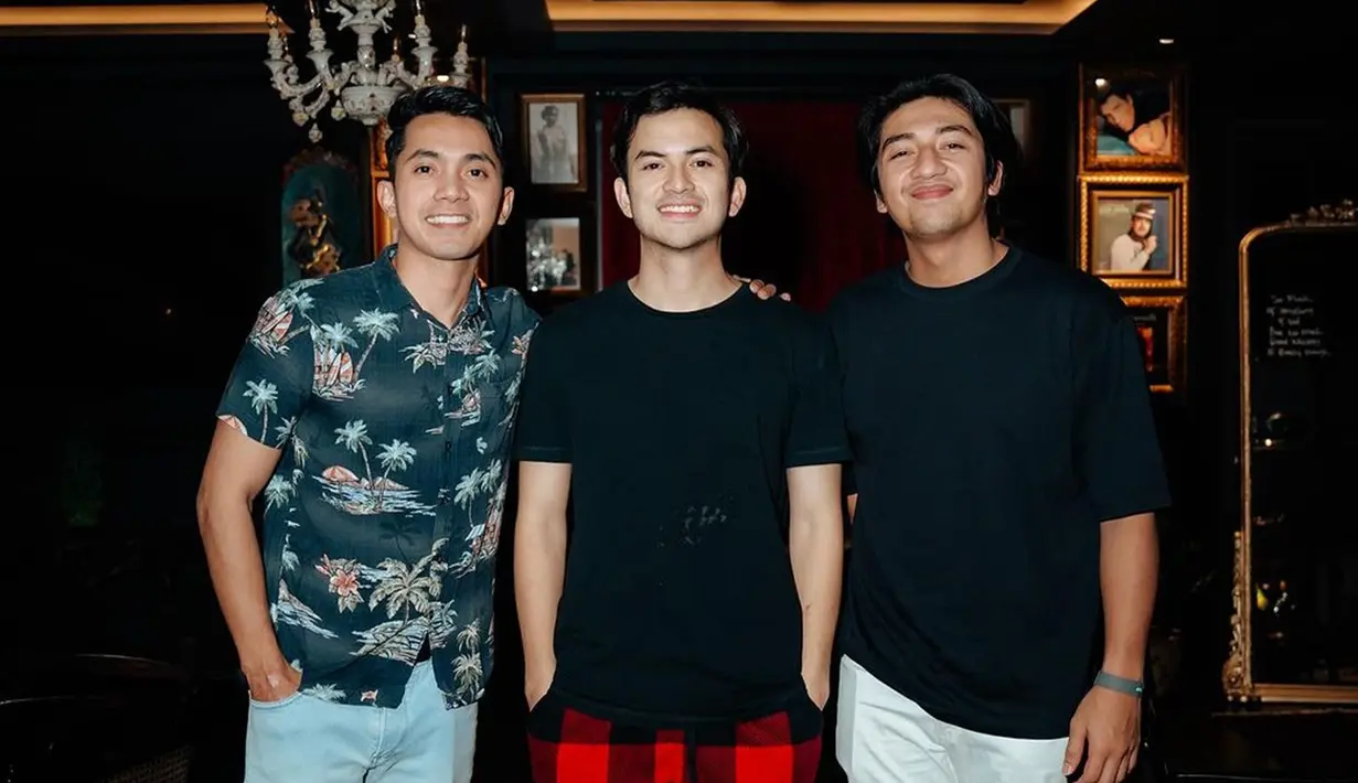 Berteman baik dengan Rizky Nazar, Ady Sky dan Harris Vriza turut serta memberika kejutan. Tak hanya Rizky, dua sahabat Rizky ini tentunya berharap hal baik selalu menyertai bintang Rizky. Disengaja atau tidak, Rizky Nazar dan dua sahabatnya tampil selasa dengan baju hitam. Usianya Rizky Nazar dan dua sahabatnya hanya terpaut usia 2 tahun, tak heran jika aktor muda ini merasa klik satu sama lainnya. (Liputan6.com/IG/adysky99)