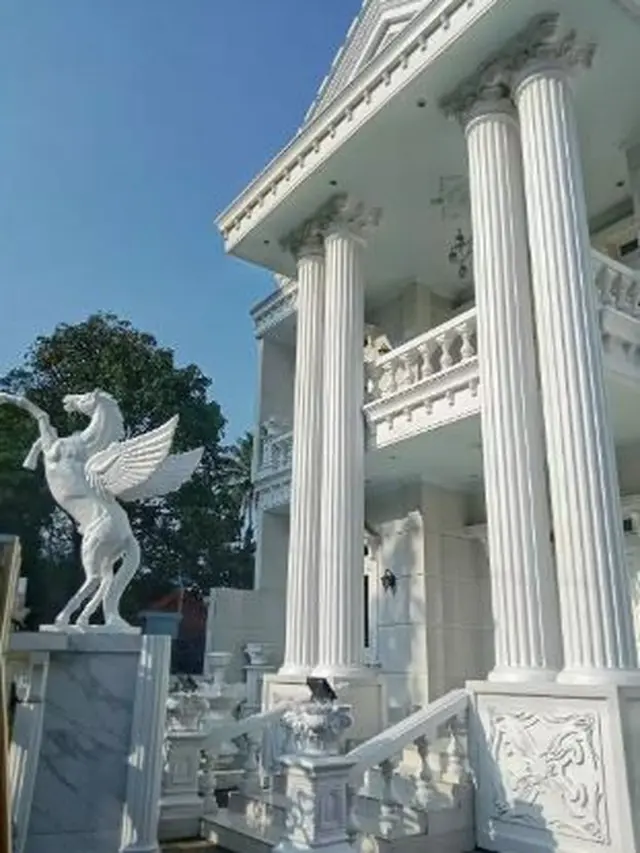 6 Potret Rumah Mewah di Garut yang Dijaga Ular Besar di Gerbangnya