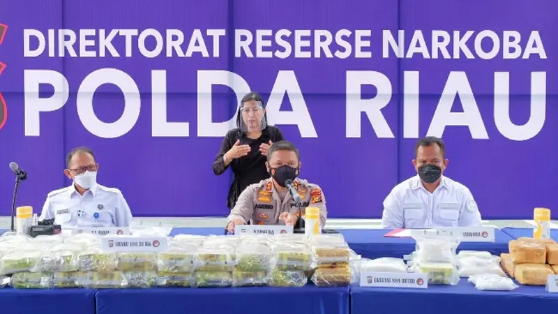 Konperensi pers pengungkapan narkoba di Riau dengan barang bukti 87 kilogram sabu.