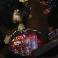 Air mata duka tak bisa dibendung oleh Della Perez, adik bungsu dari mendiang Julia Perez. Saat mengantar sang kakak ke pembaringan terakhir, Della terus memeluk makam Jupe sambil menangis. (Bambang E.Ros/Bintang.com)