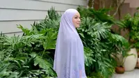 Dewi Sandra dengan gaya hijab panjang. (Dok. Instagram/@dewisandra/https://www.instagram.com/p/CL9CEt6FVsQ/Dyra Daniera)