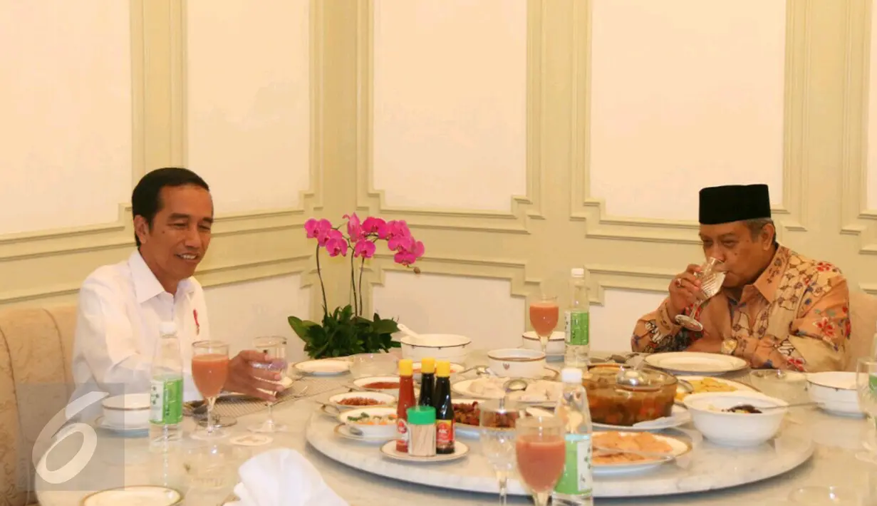 Presiden Joko Widodo dan Ketum PBNU, Said Aqil Siradj saat menyantap makan siang di Istana Merdeka, Jakarta, Rabu (11/1). Pertemuan ini masih dalam rangka silaturahim kebangsaan yang dilakukan Presiden sejak akhir 2016 lalu. (Liputan6.com/Angga Yuniar)