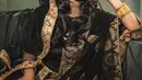 Bahkan Fuji pernah melakukan photoshoot mengenakan kain sari India berwarna hitam. [Foto: Instagram/fuji_an]