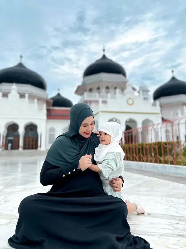 7 Potret Anisa Rahma Liburan ke Aceh, Main ke Pantai Hingga Masjid Baiturrahman
