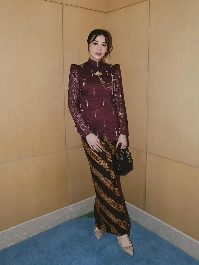 Pesona Bumil Cantik Aaliyah Massaid Kenakan Dua Kebaya Berbeda Saat Jadi Bridesmaid