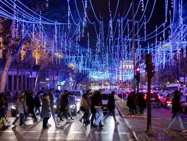 Sebuah jalan didekorasi dengan lampu-lampu hias di Madrid, ibu kota Spanyol, pada 28 November 2020. Lampu-lampu hias untuk menyemarakkan perayaan Natal itu dipasang mulai 26 November 2020 hingga 6 Januari 2021. (Xinhua/Meng Dingbo)
