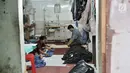 Pekerja menyelesaikan jahitan pesanan pelanggan di kawasan Tambora, Jakarta, Kamis (5/9/2019). Rendahnya penyerapan pasar dan lemahnya kebijakan safeguard dalam melindungi pelaku industri dalam negeri membuat industri tekstil dan produk tekstil (TPT) tertekan. (merdeka.com/Iqbal Nugroho)