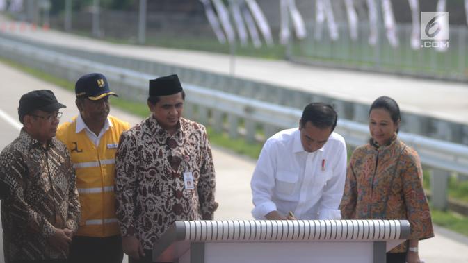 Presiden Joko Widodo (Jokowi) menandatangani prasasti peresmian ruas Tol Sragen-Ngawi di kilometer 538 jalan tol Solo-Ngawi, Jawa Tengah, Rabu (28/11). Tol Sragen-Ngawi ini memiliki panjang sekitar 51 km. (Liputan6.com/Angga Yuniar)