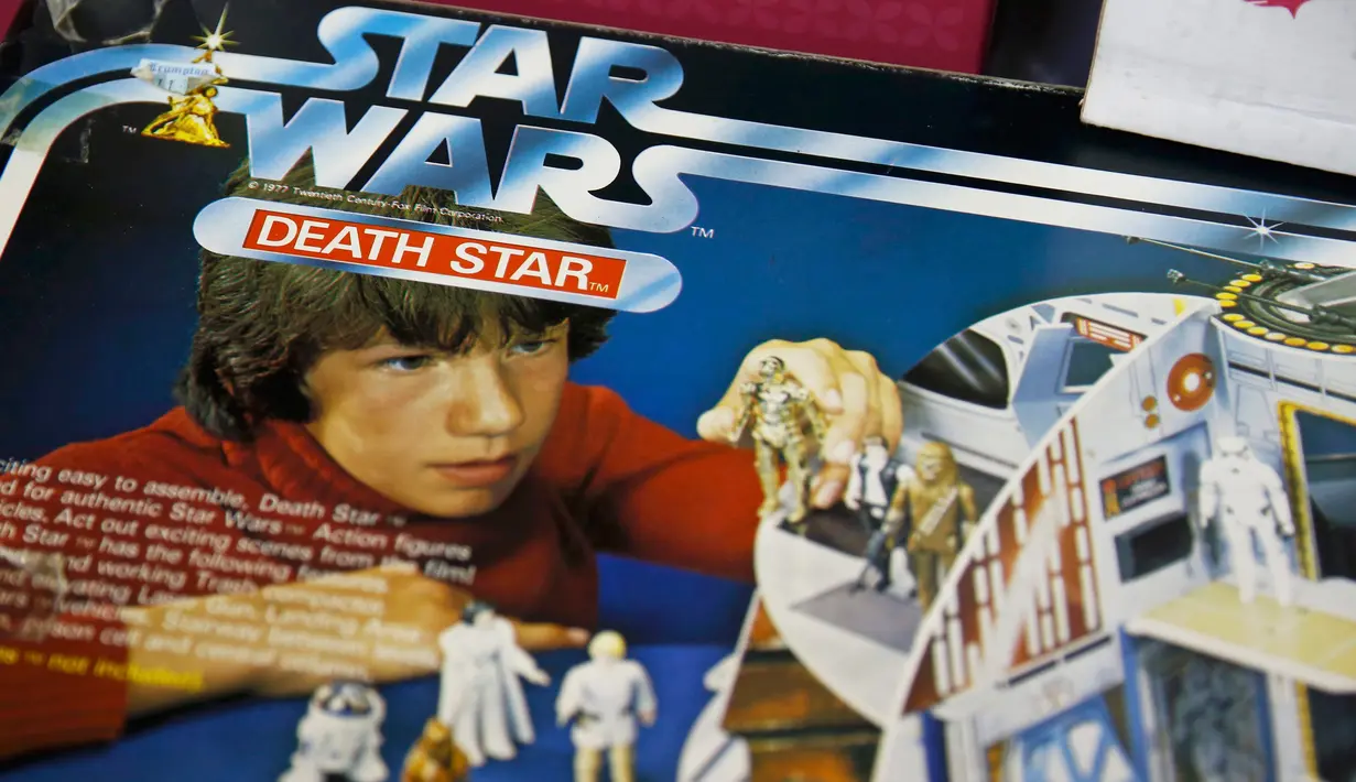 Sebuah mainan antik Stars Wars dilelang di Rumah lelang Vectis di Stockton-on-Tees, Inggris (23/11/2015). Beragam pernak pernik bertema Stars Wars ikut meramaikan lelang bertema "Star Wars: The Force Awakens" tersebut. (Reuters/ Phil Noble)
