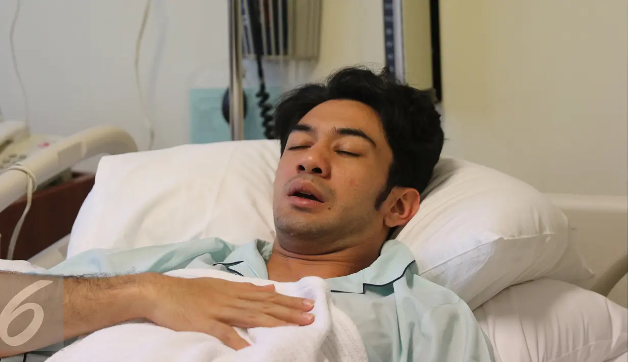 Aktor Reza Rahadian terbaring di Rumah Sakit Medistra, Jakarta, Kamis (31/03/2016). Reza jatuh sakit saat menjalani syuting film Rudy Habibie pada Senin (28/3). (Liputan6.com/Herman Zakharia)
