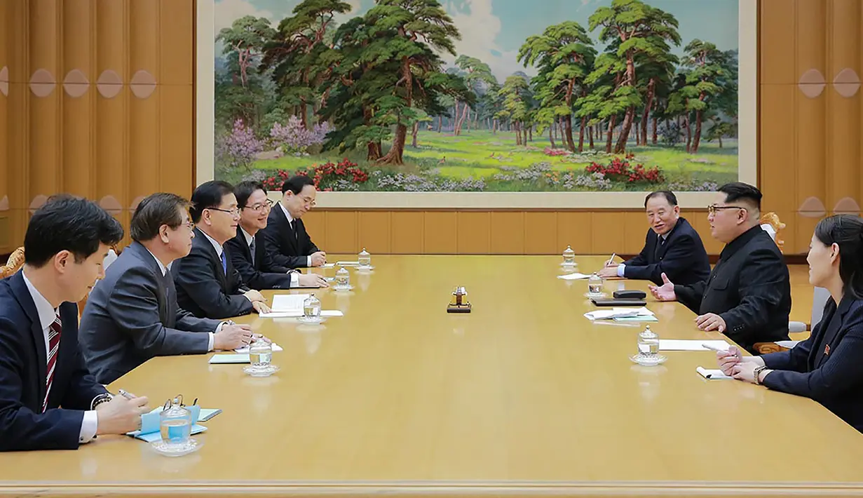 Pemimpin Korea Utara Kim Jong-un (kanan tengah) menerima rombongan delagasi dari Korea Selatan di Pyongyang (5/3). Dalam pertemuan itu, Kim Jong-un membahas cara untuk mengurangi ketegangan di semenanjung Korea. (AFP/Handout)