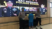 Polisi menangkap seorang pria pelaku mutilasi dan jasadnya dimasukkan ke koper merah di Kampung Baru, Desa Singabangsa, Kecamatan Tenjo, Kabupaten Bogor. Pelaku berinisial DA (35) ditangkap saat bersembunyi di Daerah Istimewa Yogyakarta.