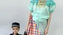 Penampilan Nourah dan Razeen dalam rangka memperingati Hari Kartini di sekolah mendapat pujian dari netizen. Selain dipuji karena kecantikannya, banyak pula yang mengatakan kalau Nourah adalah sosok ibu yang hebat. Sementara itu, tingkah Razeen di atas panggung juga bikin netizen gemas. (Liputan6.com/IG/@nourahsheivirah)