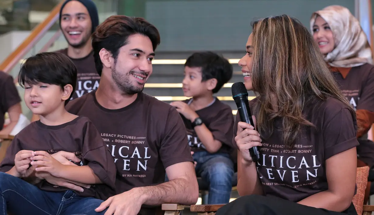 Dalam berakting, Adinia berpendapat bahwa ia dan Reza harus bertanggungjawab atas peran yang diberikan untuknya di film Critical Eleven ini dan kemudian disampaikan kepada masyarakat. (Adrian Putra/Bintang.com)