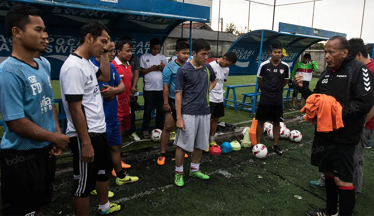Tak hanya pelatihan secara teori, Guus Griet juga memberikan coaching clinic kepada para peserta Forum Liga Bola ndonesia. (Bola.com/Vitalis Yogi Trisna)