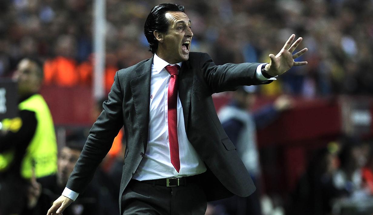 Pelatih Sevilla, Unai Emery berteriak memberikan arahan kepada anak asuhnya saat melawan  Shakhtar Donetsk pada leg kedua semifinal Liga Europa di Stadion Ramon Sanchez Pizjuan, Sevilla, Jumat (6/5/2016) dini hari WIB. (AFP/Cristina Quicler)