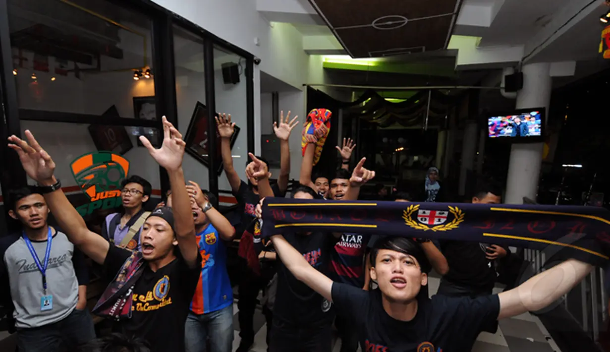 Komunitas suporter klub sepak bola asal Spanyol, Barcelona menggelar acara nonton bareng laga "Blaurgrana" kontra Malaga di Pasar Festival, Jakarta, (21/2/2015). (Liputan6.com/Helmi Fithriansyah)