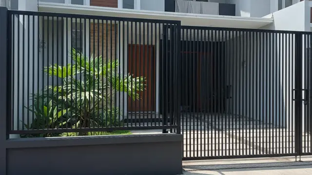 Model Pagar Rumah Semi Terbuka Anti Hewan Liar. Gemini