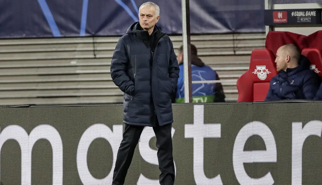 Pelatih Tottenham Hotspur, Jose Mourinho menyaksikan pemainnya bertandinge melawan RB Leipzig pada leg kedua babak 16 besar Liga Champions di Red Bull Arena, Jerman (10/3/2020). RB Leipzig menang telak 3-0 atas Tottenham. (AP Photo/Michael Sohn)