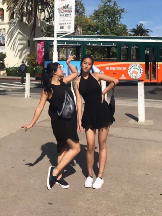 Kali ini untuk tampilan yang lebih kasual, Chef Renatta mengenakan tank top hitam dengan mini skirt yang bernuansa senada. Tentu saja, paduan paling pas adalah dengan sneakers kesayangan. Foto: Instagram.