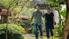 Chef Renatta dan Chef Juna berjalan bersama di bawah payung. (Foto: Instagram/ renattamoeloek)