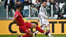 Pemain Juventus Filip Kostic (kanan) menendang bola sementara pemain Monza Pablo Mari mencoba menghalau pada pertandingan sepak bola Liga Italia di Allianz Stadium, Turin, Italia, 29 Januari 2023. Juventus makin terpuruk usai kalah 0-2 dari Monza. (Marco Alpozzi/LaPresse via AP)