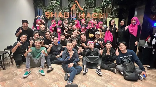 Potret 6 Artis Bagi-Bagi THR ke Karyawannya, Borong Baju hingga Kasih Uang Segepok