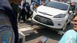 Sesuai peraturan Pemda DKI yang baru bahwa setiap kendaraan roda empat yang parkir sembarangan akan dikenakan denda 500 ribu, Jakarta, Selasa (23/9/2014) (Liputan6.com/Faizal Fanani)
