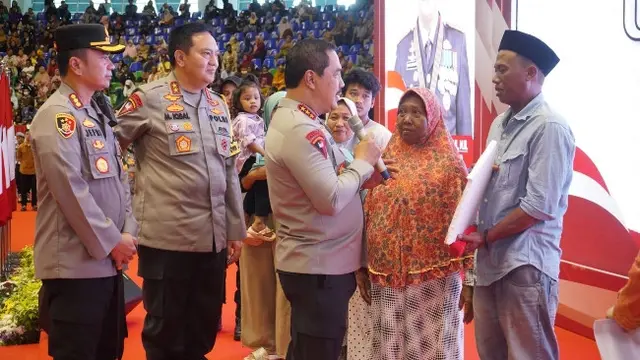 Warga Pekanbaru, Iwan Sutrisno, saat berbincang dengan Wakapolri Komjen Agus Adrianto dalam kegiatan Bakti Sosial Polri Presisi untuk Negeri.