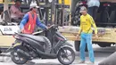 Pekerja tengah menurunkan sepeda motor untuk di kirim ke daerah – daerah melalui kapal – kapal yang ada di Pelabuhan Sunda Kelapa, Jumat (9/10/2015). Penurunan penjualan sepeda motor mencapai 2,13 persen. (Liputan6.com/Angga Yuniar)