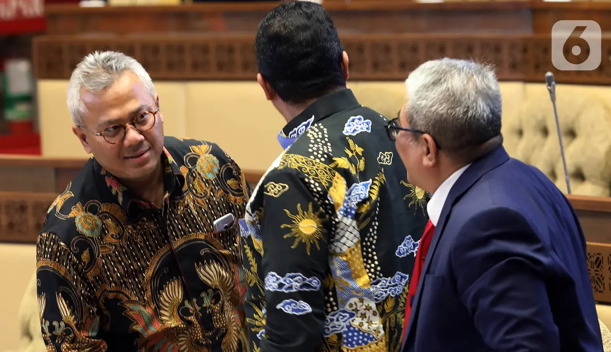 Ketua KPU Arief Budiman (kiri) berbincang sebelum mengikuti rapat kerja dengan Komisi II DPR di Kompleks Parlemen Senayan, Jakarta, Selasa (14/1/2020). Rapat tersebut membahas Pilkada Serentak 2020 hingga kasus OTT yang menjerat Komisioner KPU Wahyu Setiawan. (Liputan6.com/Johan Tallo)