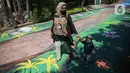 Warga melintas di atas jalan yang telah dilukis mural di Jalan Keuangan, Cilandak, Jakarta, Rabu (26/8/2020). Mural di sepanjang jalan Keuangan menuju museum Basoeki Abdullah itu bertujuan memperindah wilayah tersebut serta sebagai ajang promosi museum. (Liputan6.com/Faizal Fanani)