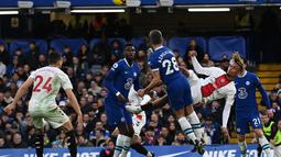 Penyerang Southampton, Sekou Mara mencoba tendangan salto namun terkena kepala bek Chelsea, Cesar Azpilicueta selama pertandingan lanjutan Liga Inggris di Stamford Bridge di London (18/2/2023). Pemain berusia 33 tahun itu langsung terkapar tanpa ada reaksi di lapangan yang membuat Pemain dari kedua tim pun terlihat panik. (AFP/Glyn Kirk)