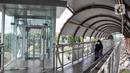 Pejalan kaki menggunakan fasilitas jembatan penyeberangan orang (JPO) di Jalan Kolonel Sugiono, Duren Sawit, Jakarta Timur, Senin (7/2/2022). JPO Kolonel Sugiono yang berada dekat Kanal Banjir Timur itu didesain dengan bentuk yang modern namun sarat kearifan lokal. (merdeka.com/Iqbal S Nugroho)