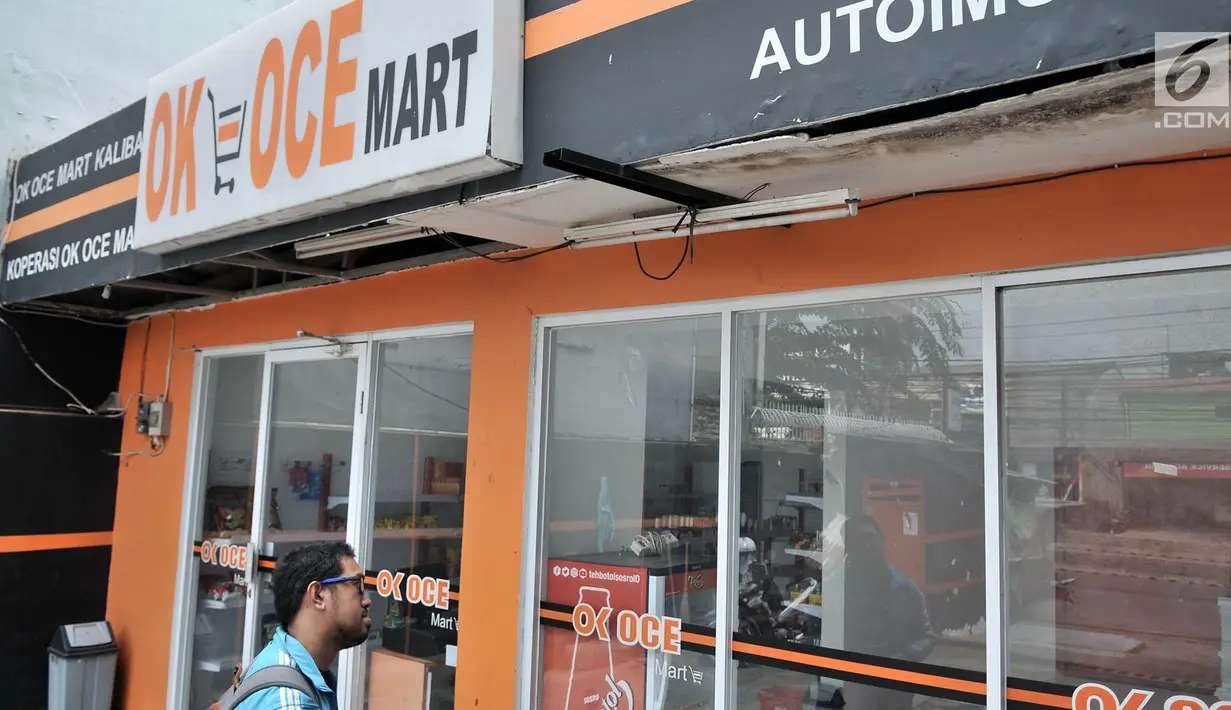 Pengunjung berada di OK OCE Mart Kalibata, Jakarta, Senin (3/9). Sebelumnya, OK OCE Mart Kalibata dikabarkan bangkrut karena minim pemasukan hingga tak mampu membayar sewa lahan. (Merdeka.com/Iqbal S. Nugroho)