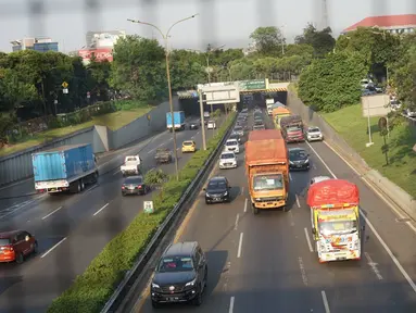 Kendaraan melintasi jalan tol di Jakarta, Kamis (27/8/2020). Gubernur DKI Jakarta Anies Baswedan mengusulkan agar Tol Dalam Kota dapat dilintasi oleh pengendara sepeda jenis road bike karena banyak masyarakat yang berolahraga dan menjadikan sepeda sebagai gaya hidup. (Liputan6.com/Immanuel Antonius)
